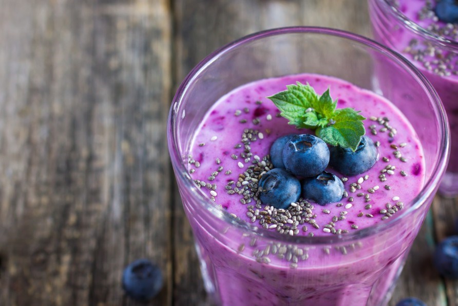 Et glas smoothie toppet med blbr og chiafr.